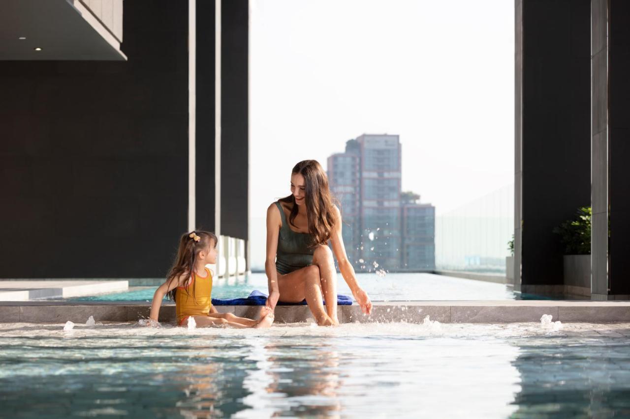Hotel Ascott Thonglor Bangkok Zewnętrze zdjęcie The swimming pool at the 1018