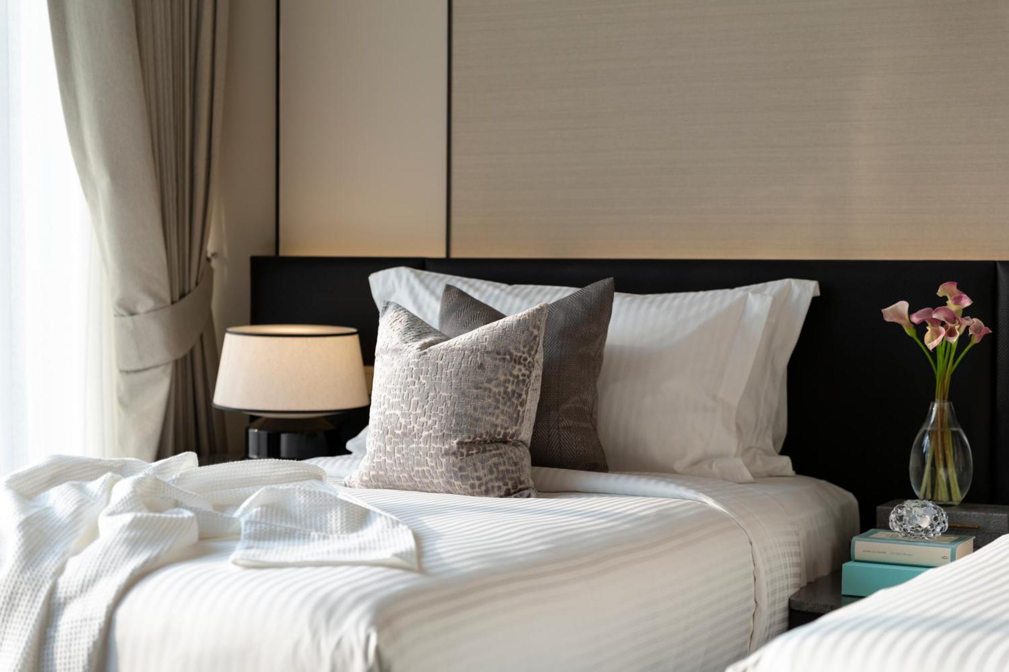 Hotel Ascott Thonglor Bangkok Zewnętrze zdjęcie A bed with a throw pillow