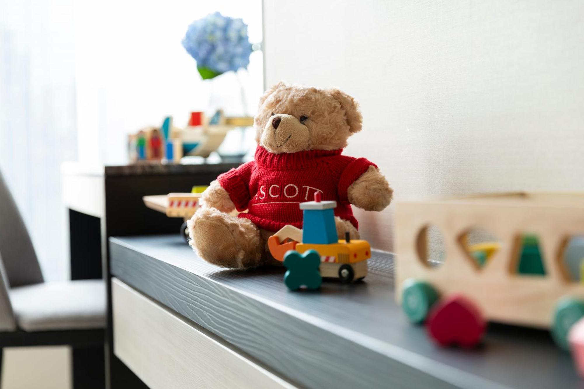 Hotel Ascott Thonglor Bangkok Zewnętrze zdjęcie A teddy bear with a red shirt