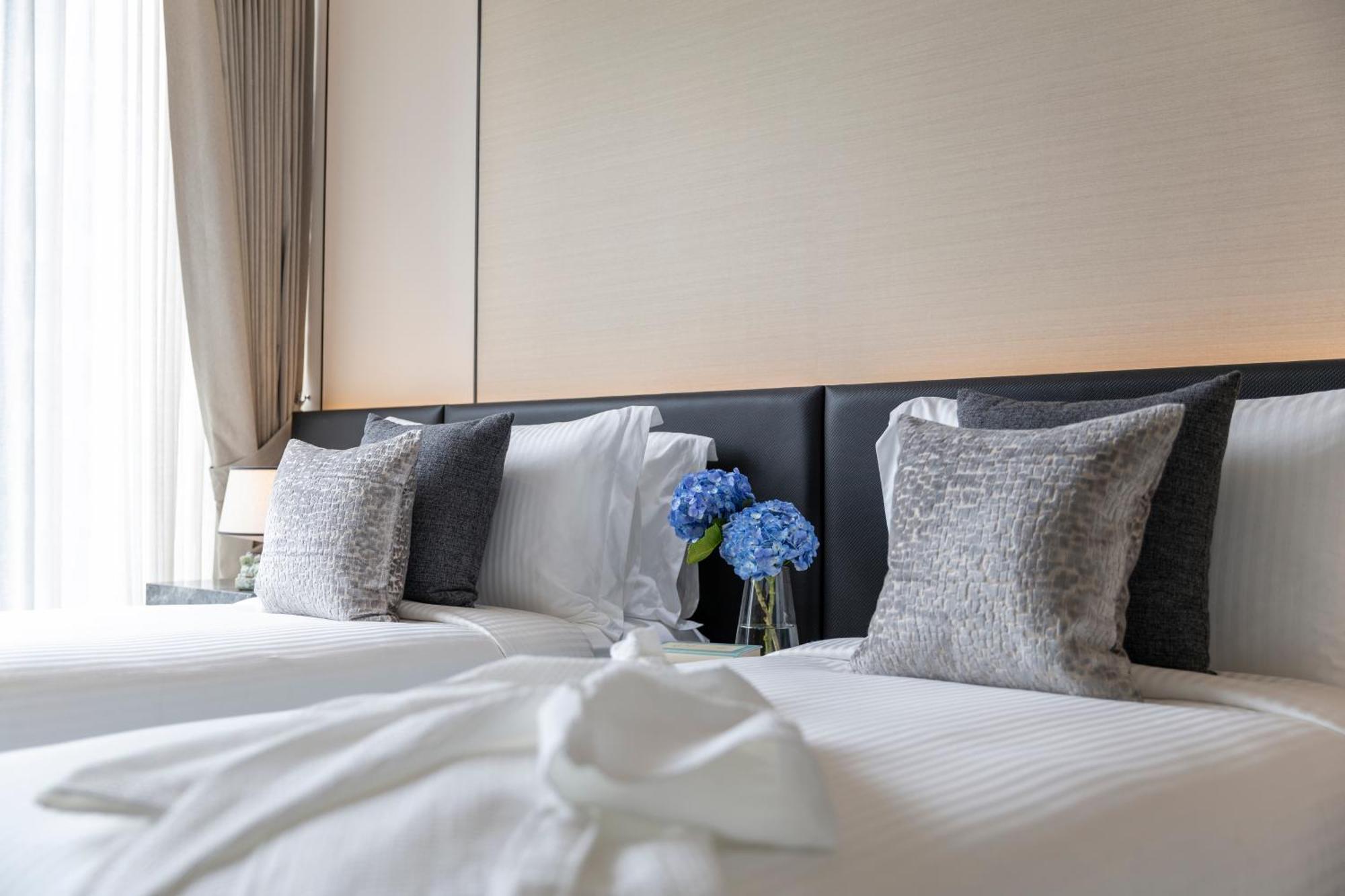 Hotel Ascott Thonglor Bangkok Zewnętrze zdjęcie A bed with pillows