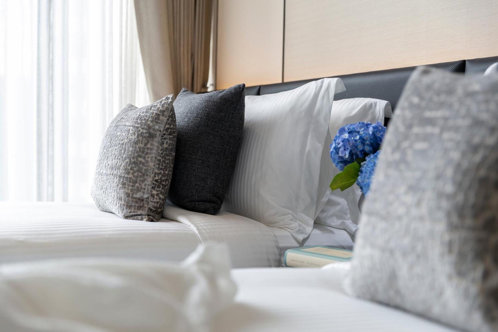 Hotel Ascott Thonglor Bangkok Zewnętrze zdjęcie A bed with pillows
